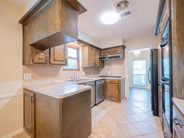 9202 Benning Dr — Photo 17