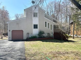 1050 Green Valley Cir, Lake Ariel, PA 18436