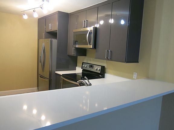 4th image of 100 Bluff View Drive #117A