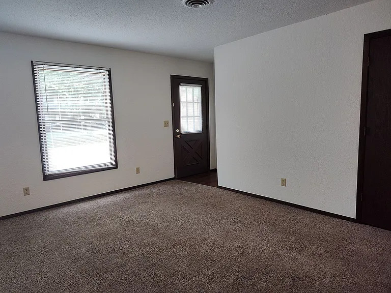 618 Boxwood Dr #1-4 — Photo 2