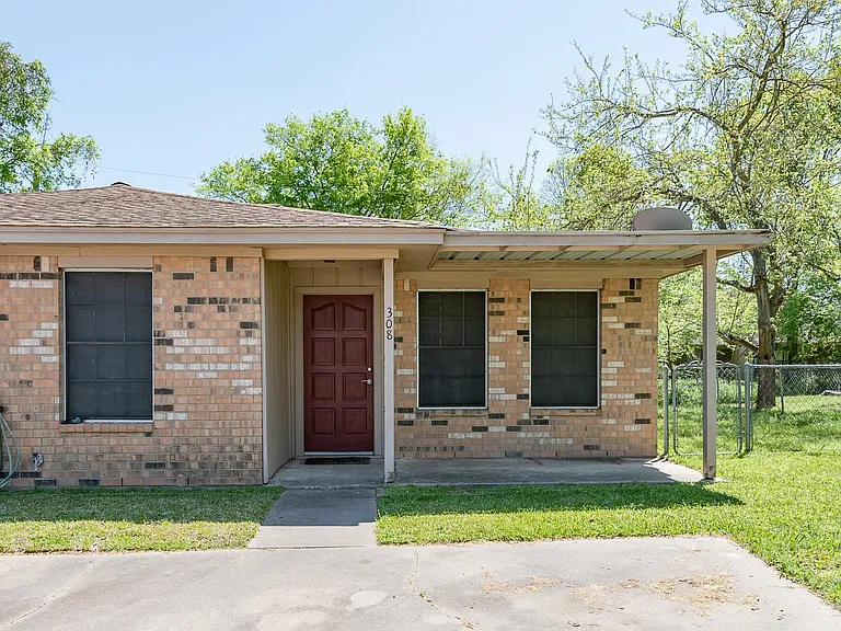 310 Columbia Ct — Photo 1