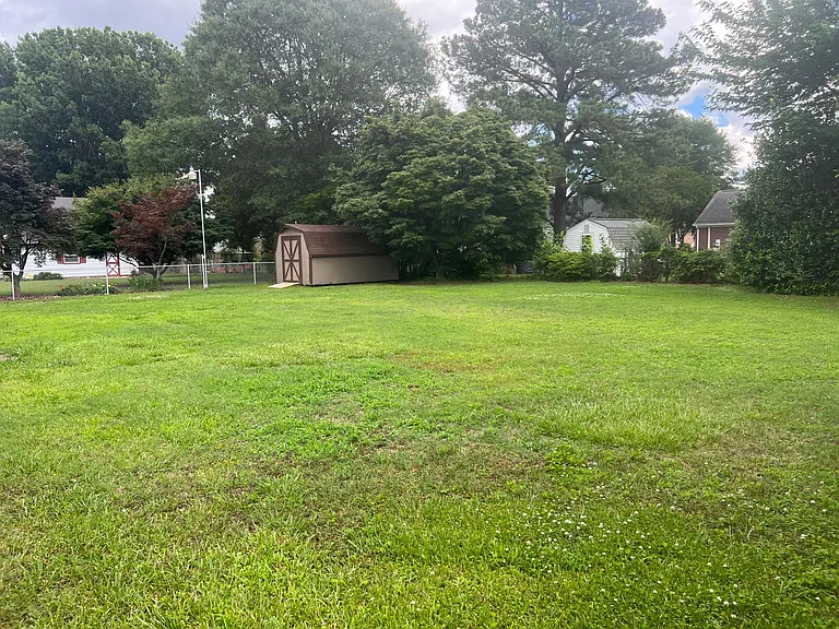 Another look of the space this back yard offers.