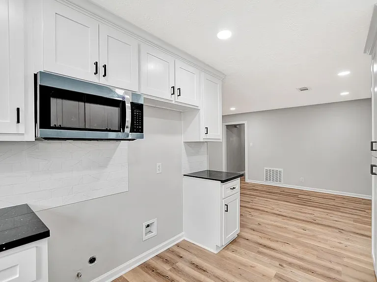 704 Teabury St — Photo 15