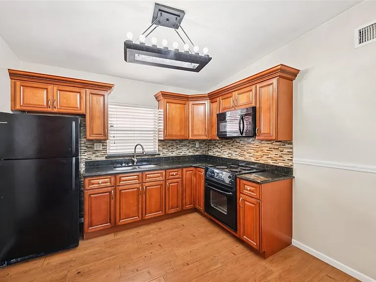1417 E Harding St — Photo 11