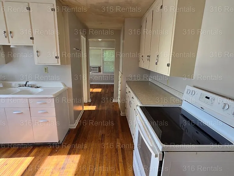 121 W 2nd St — Photo 5