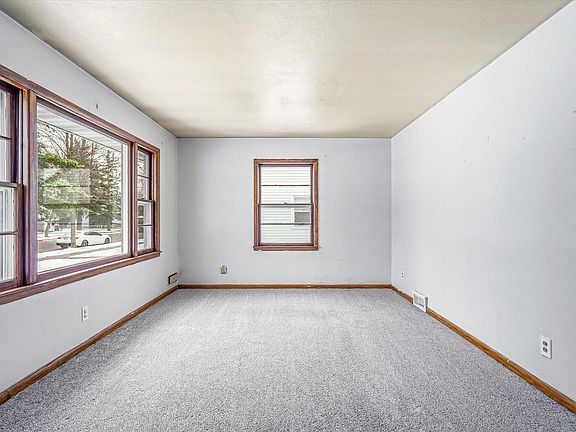 3rd image of 129 32nd Ave N