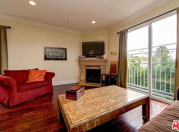 2nd image of 1023 N Wilcox Ave #202