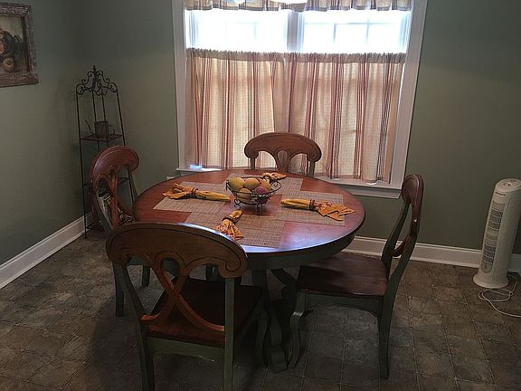 5th image of 9057 Oakfield Dr