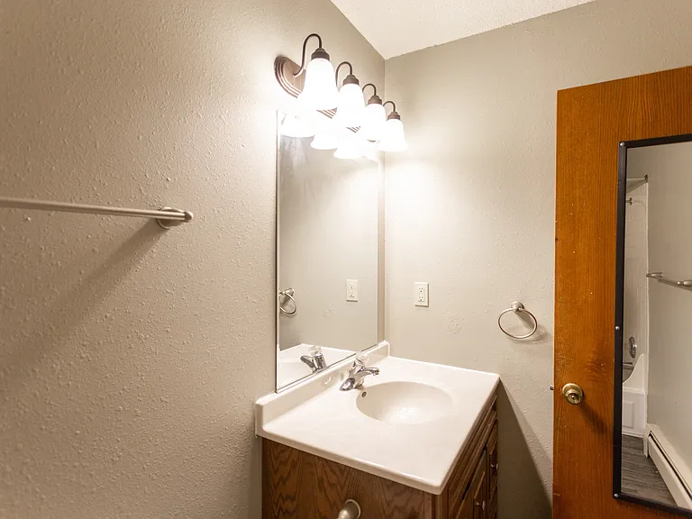 Kings Kourt Apartments — Photo 18