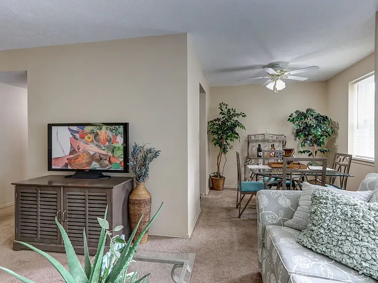 Ellacott Parkway Apartments — Photo 16