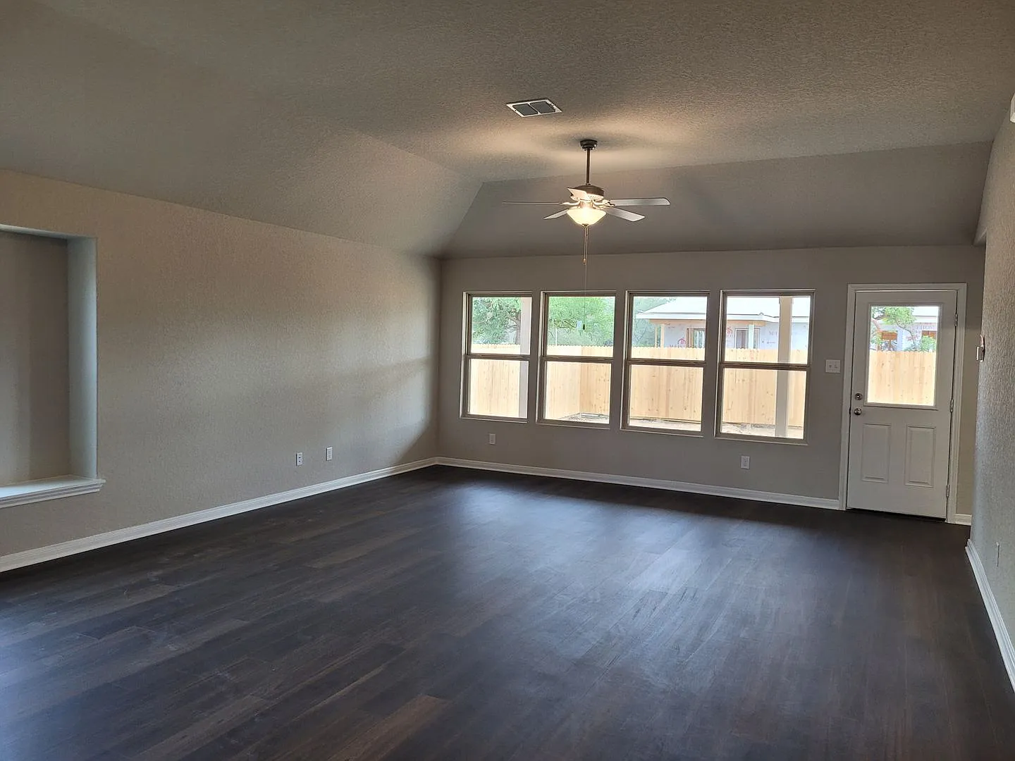 Bright & Spacious Rental Home in Greenspoint Heights! — Photo 2