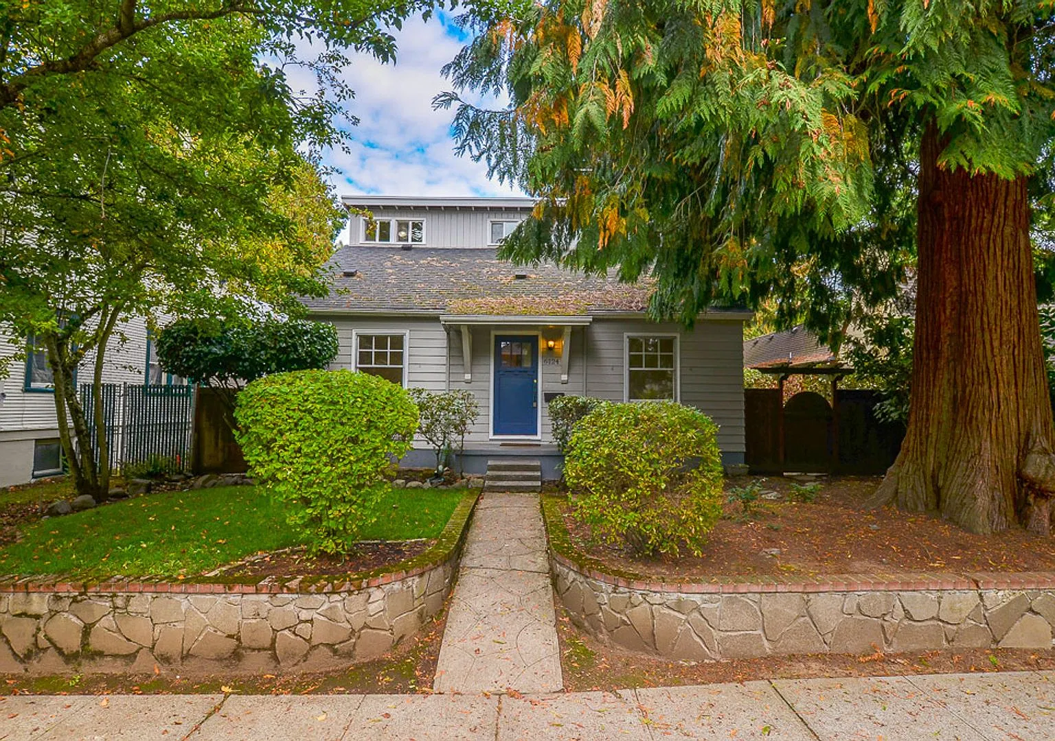 Spacious 4-Bedroom Home with Fireplace & Yard — Photo 2