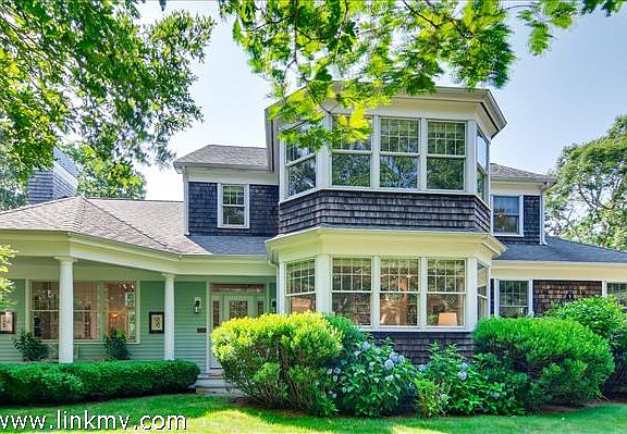 A beautiful custom home in the Deep Bottom Pond Association