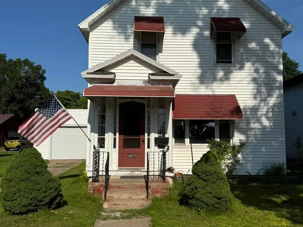 1017 River Ave, Iron Mountain, MI 49801