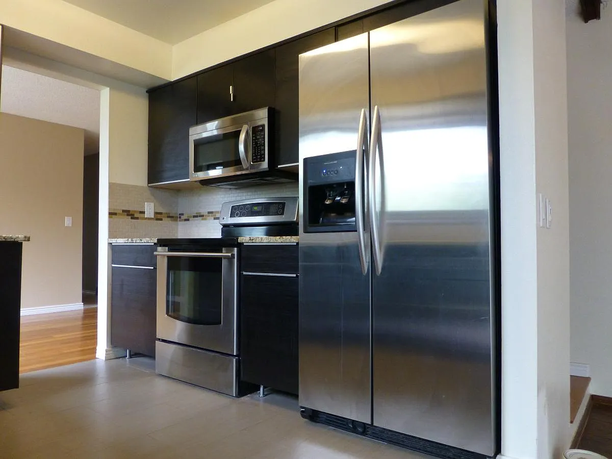 5 bed, 2500 sqft, $3,400 — Photo 2