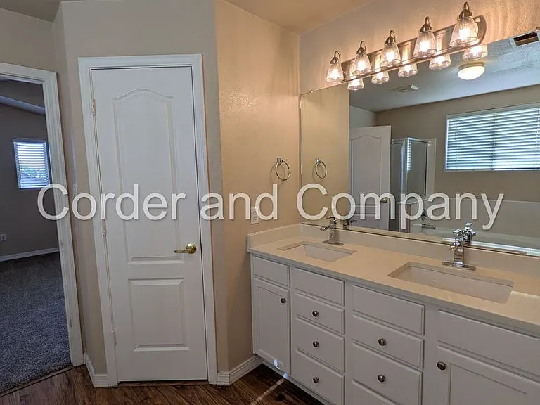8827 Hampton Ave NE — Photo 31