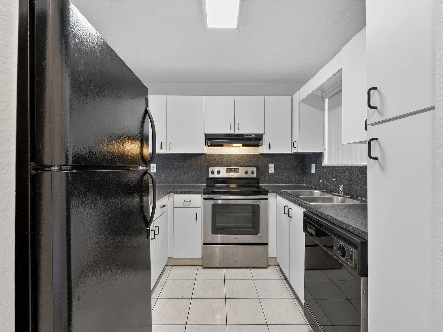 2 bed, 2.0 bath, 870 sqft, $2,400 — Photo 2