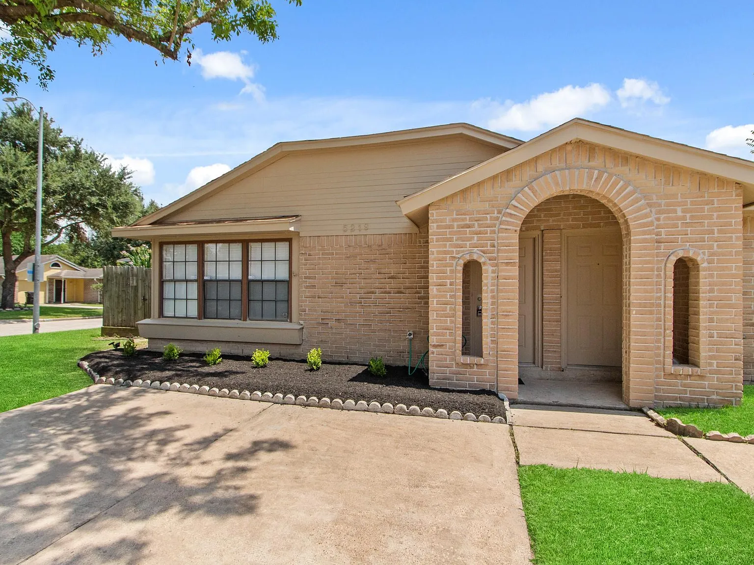 2 bed, 1.0 bath, 1025 sqft, $1,600 — Photo 1