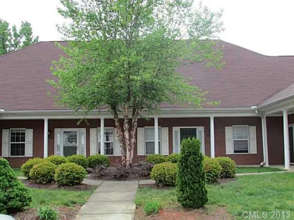 7012 Somerset Springs Dr, Charlotte, NC 28262