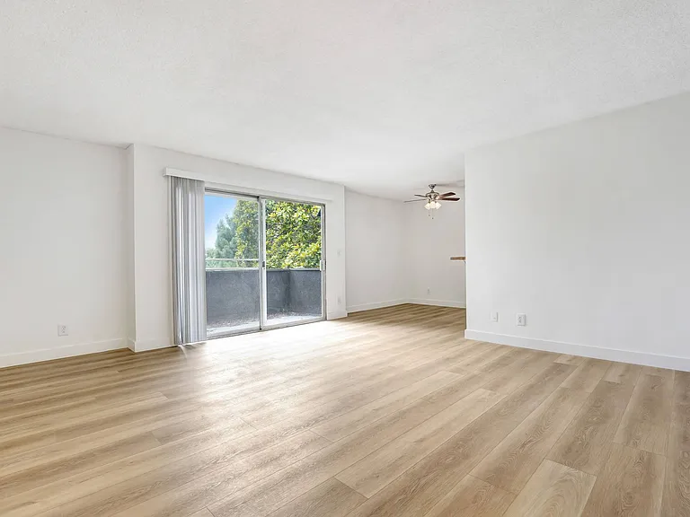 10310 Regent — Photo 12