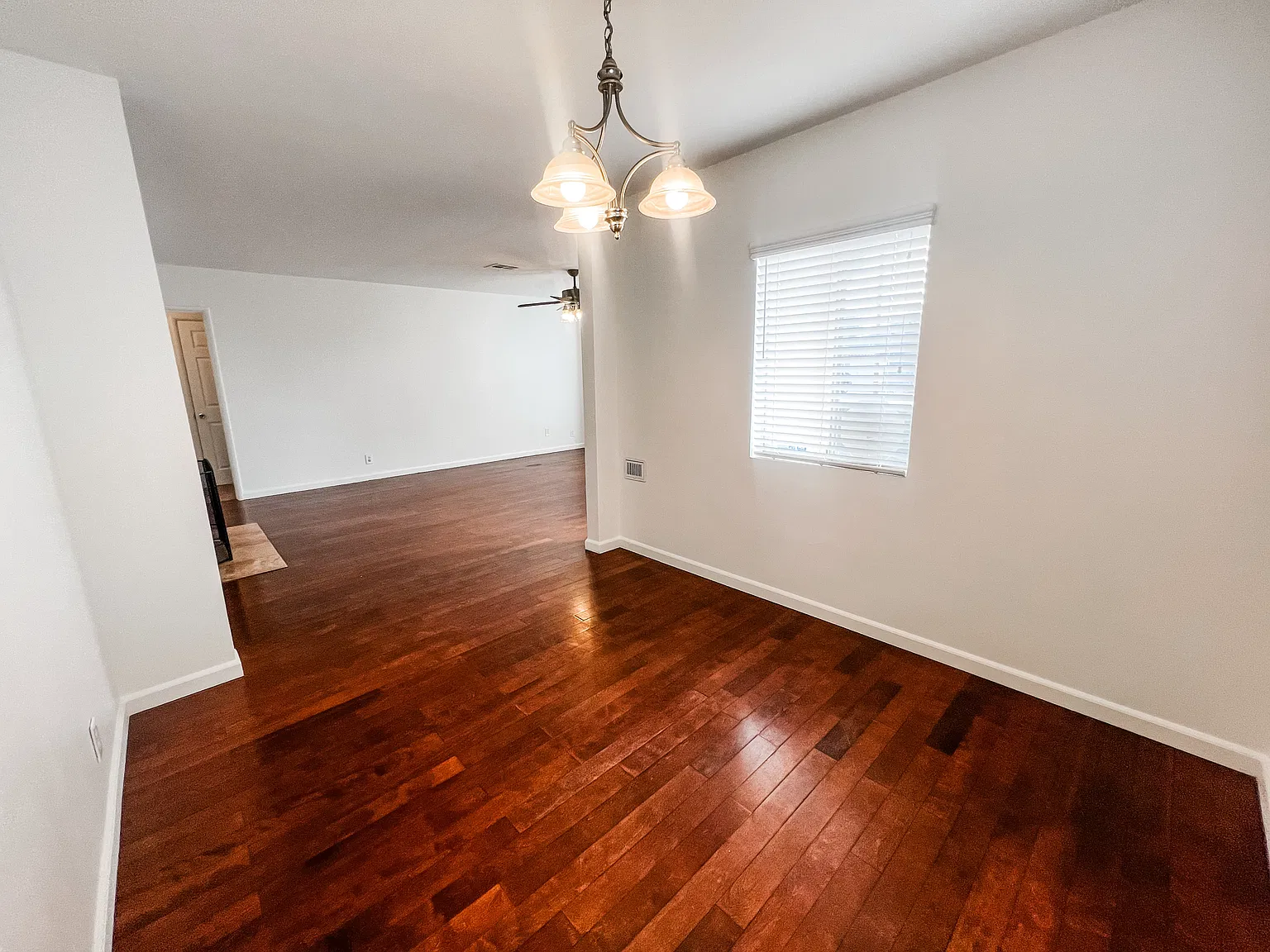 3 bed, 1302 sqft, $2,950 — Photo 4
