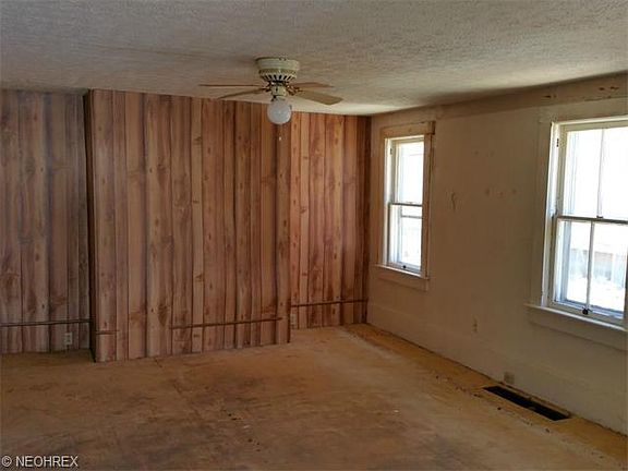 4th image of 2590 Catherine Ave