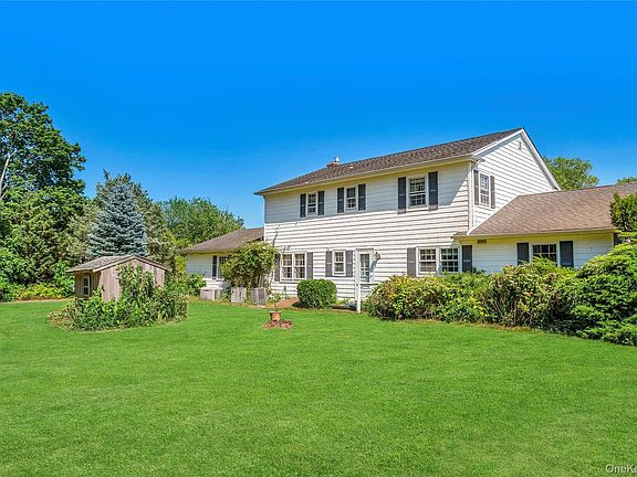 4th image of 865 Peconic Bay Boulevard