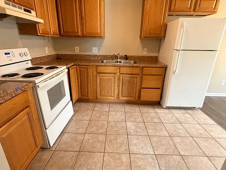 440 E Madison St — Photo 5