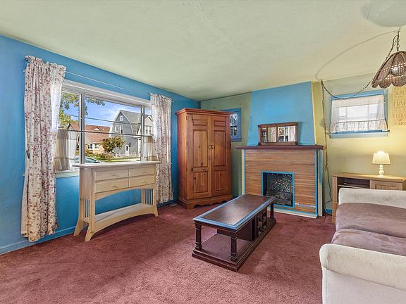 3rd image of 1015 Goold STREET