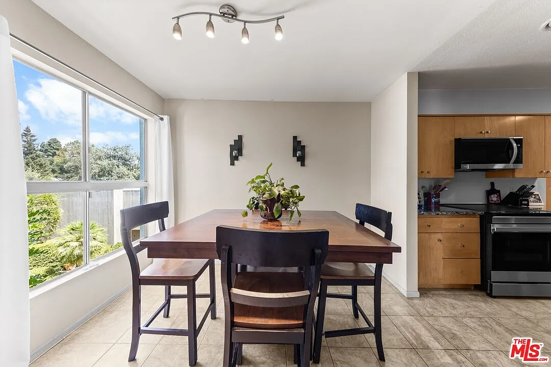 2 bed, 2.0 bath, 1310 sqft, $4,500 — Photo 4