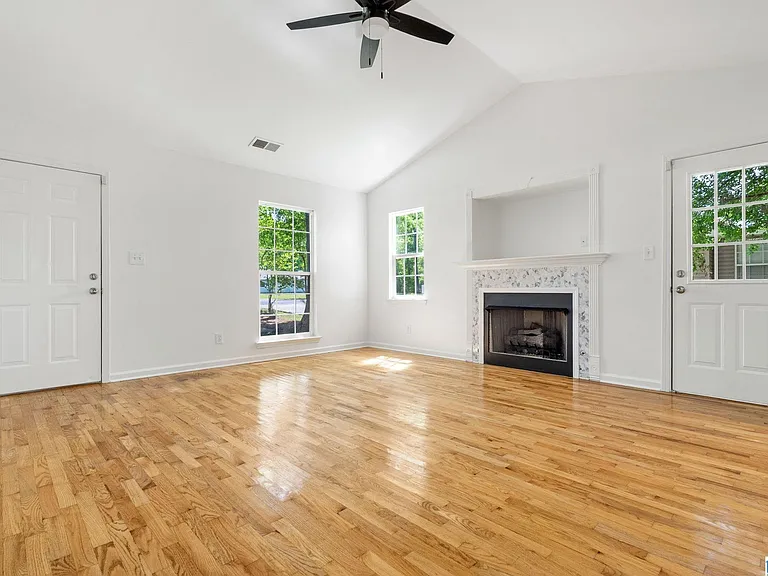 1004 W Walnut St — Photo 6