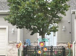 1030 Quinlan Dr UNIT B, Pewaukee, WI 53072