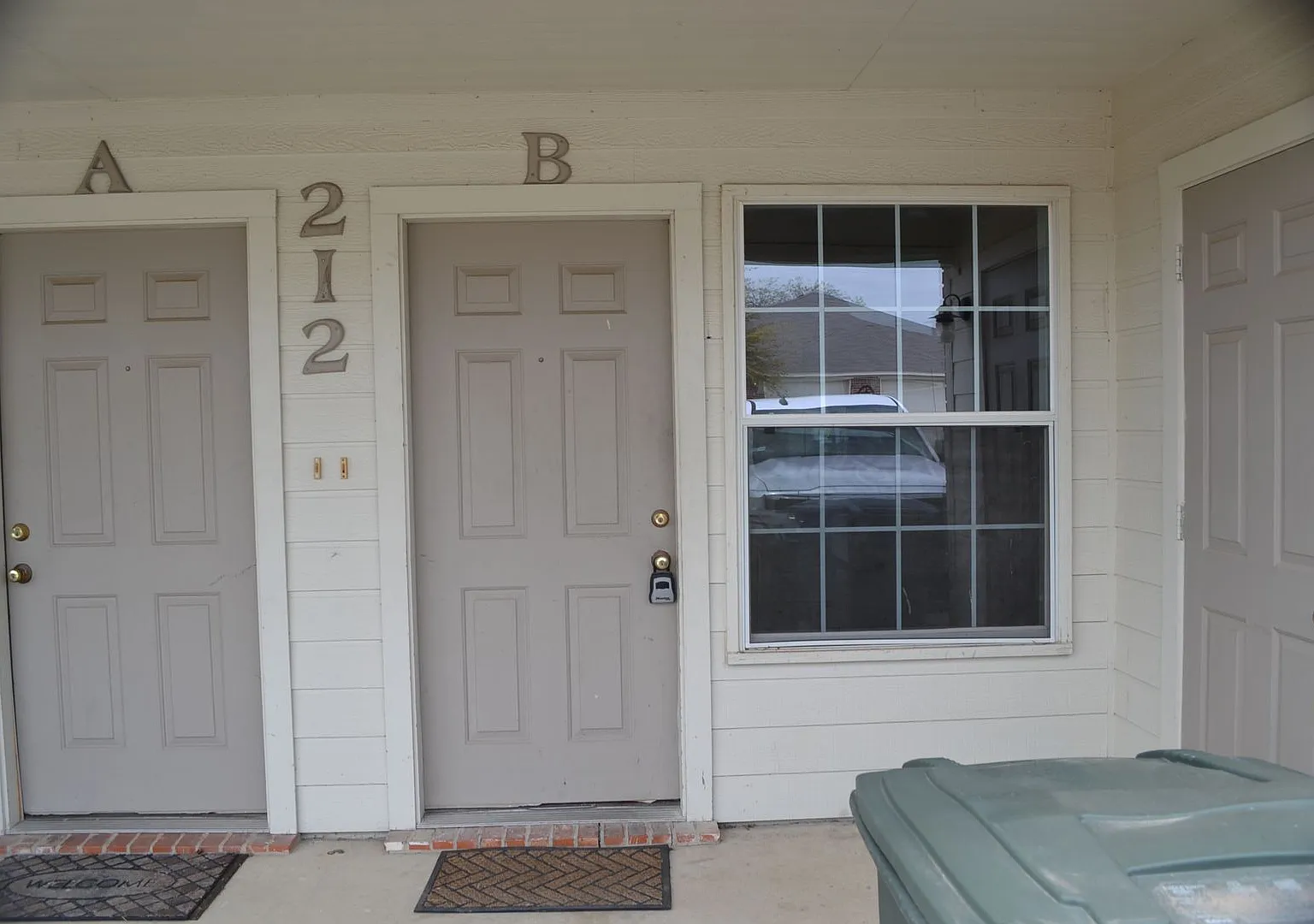 212 Janelle Dr — Photo 1