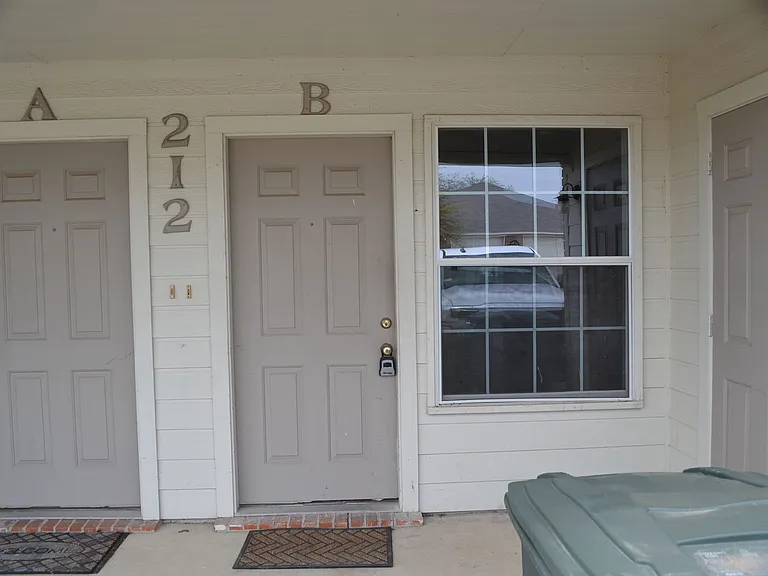 212 Janelle Dr — Photo 1