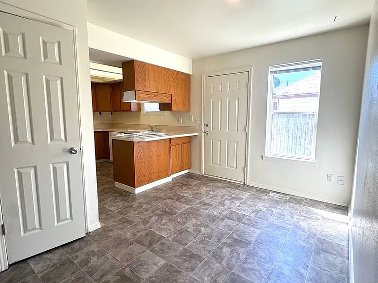 1126 S Fern St — Photo 4