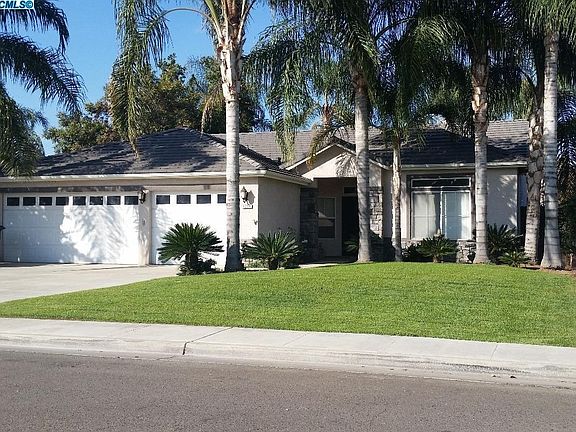 Inviting front yard!
