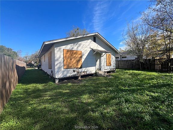 3rd image of 1210 Carolina St