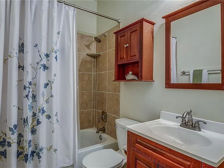 17106 Oak Cliff Cir — Photo 16