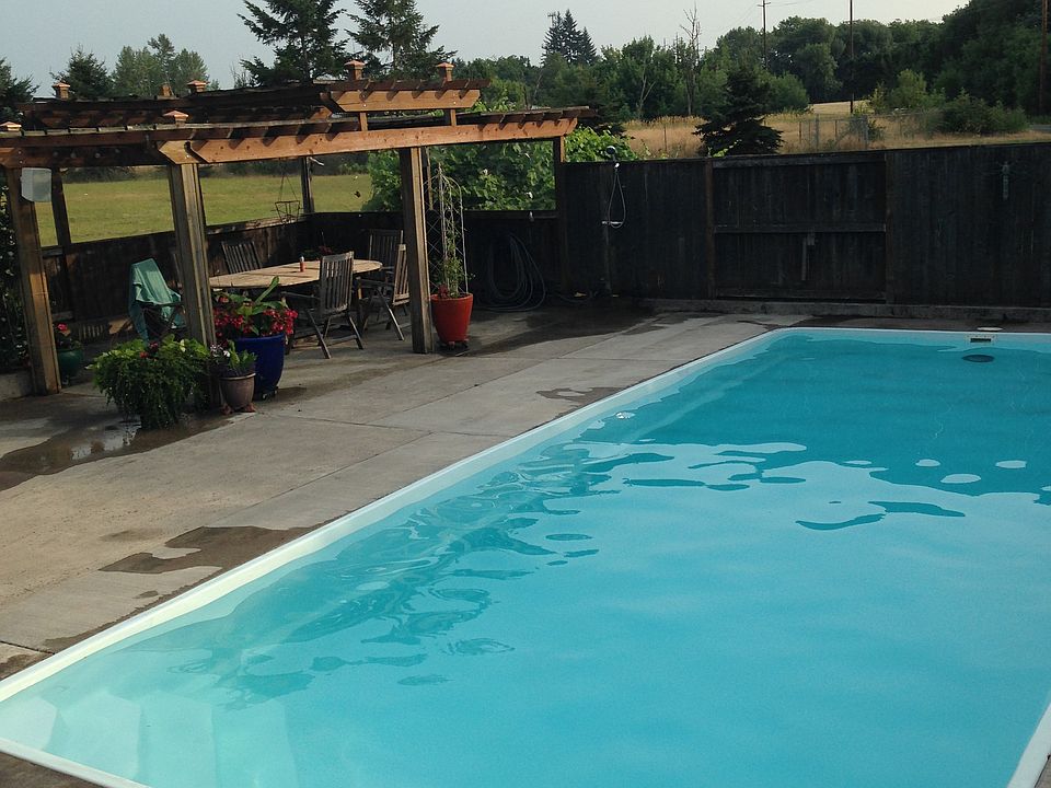 Pool area 