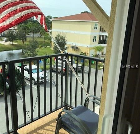 ENJOY YOUR PRIVATE BALCONY  - WATCH THE BIRDS ENJOY YOUR POND VIEW !