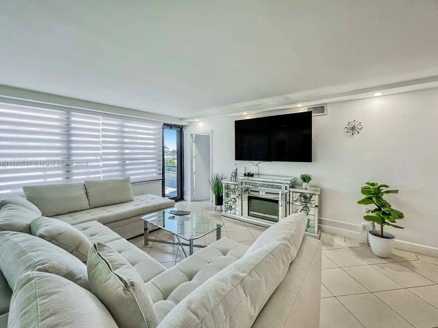 The Alexander Condo — Photo 3