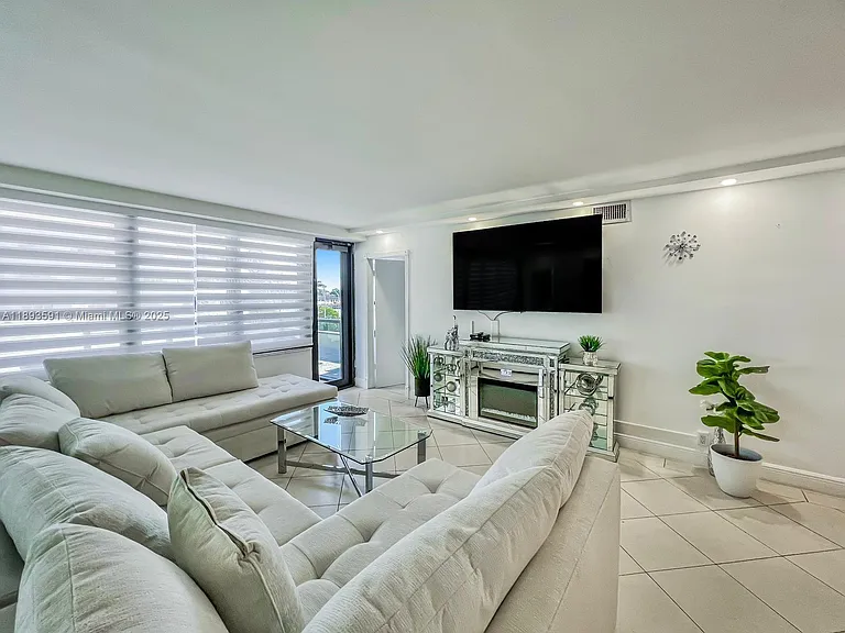 5225 Collins Ave #517 — Photo 3