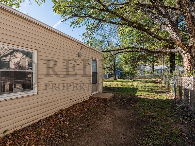 731 S Apache Dr — Photo 2
