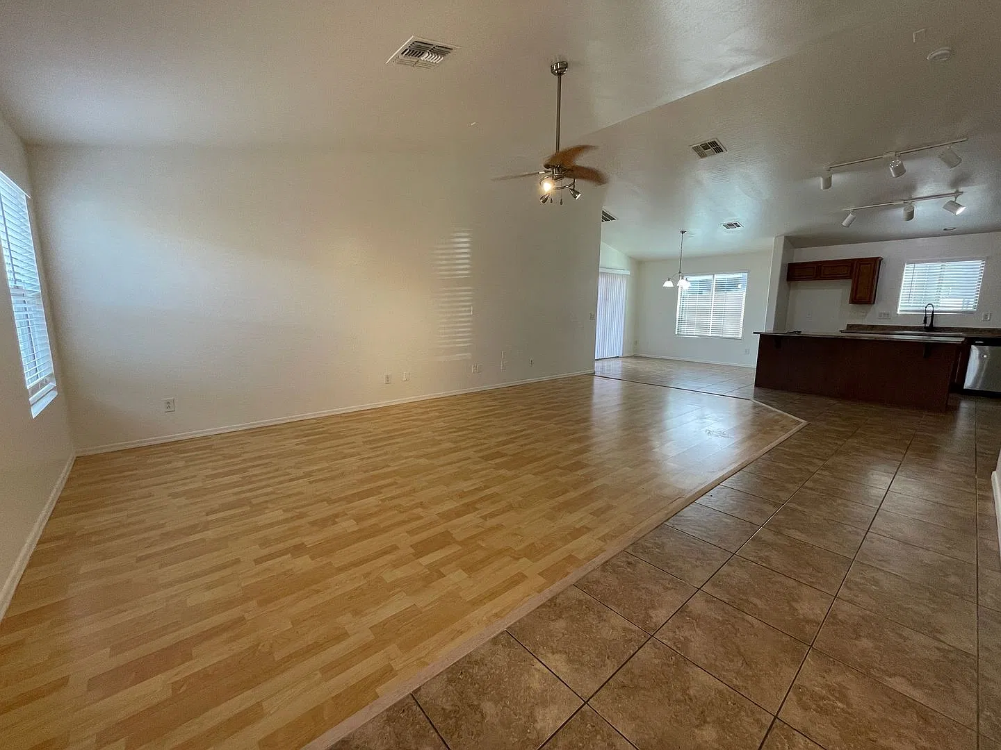 Ideal 4 Br 2 Ba 2 Car Garage Home Near Grand Ave and Loop 101 in El Mirage — Photo 4