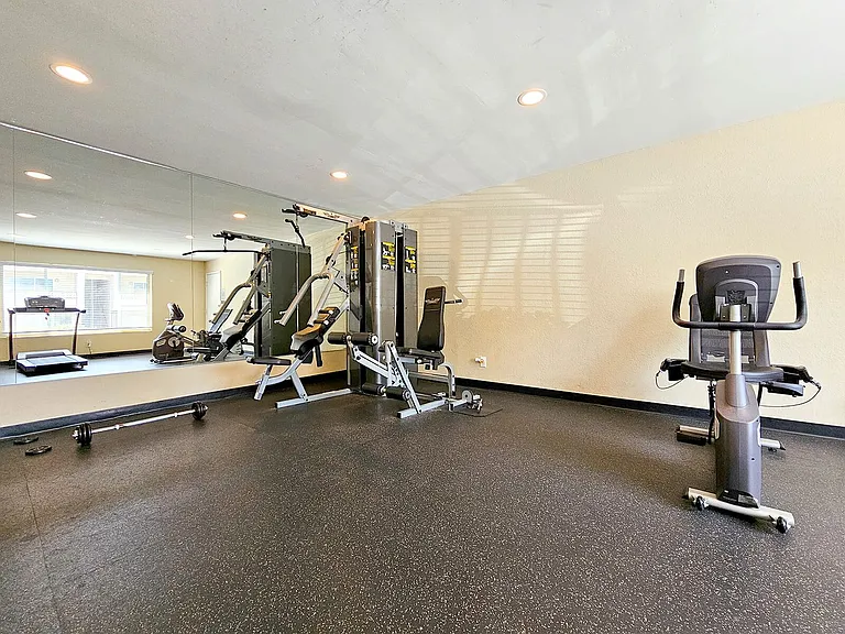 Parklane Apartments — Photo 39