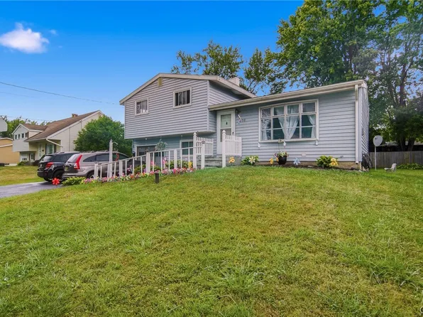 16 Huckleberry Ln, Liverpool, NY 13090