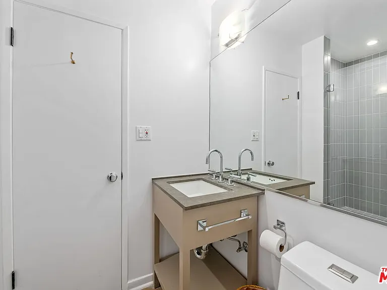 1836 N Doheny Dr — Photo 24