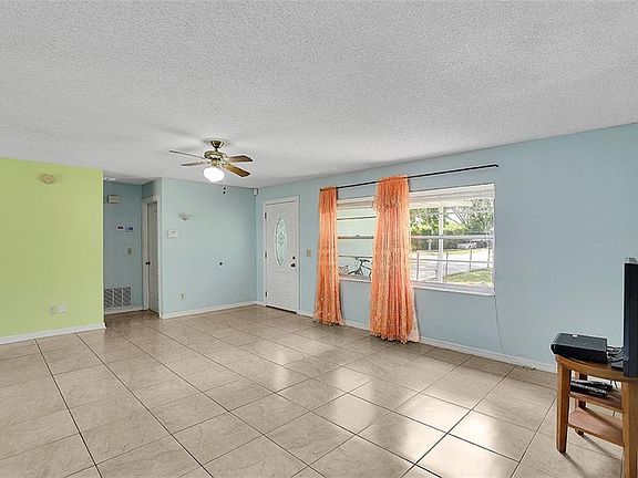 5th image of 9905 Twin Oaks Ln