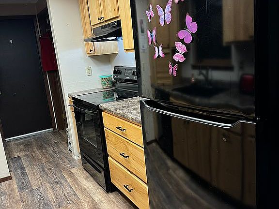 4th image of 302 N 6th St W