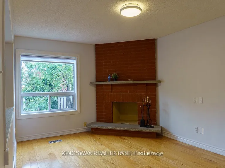 1048 Charminster Cres — Photo 4